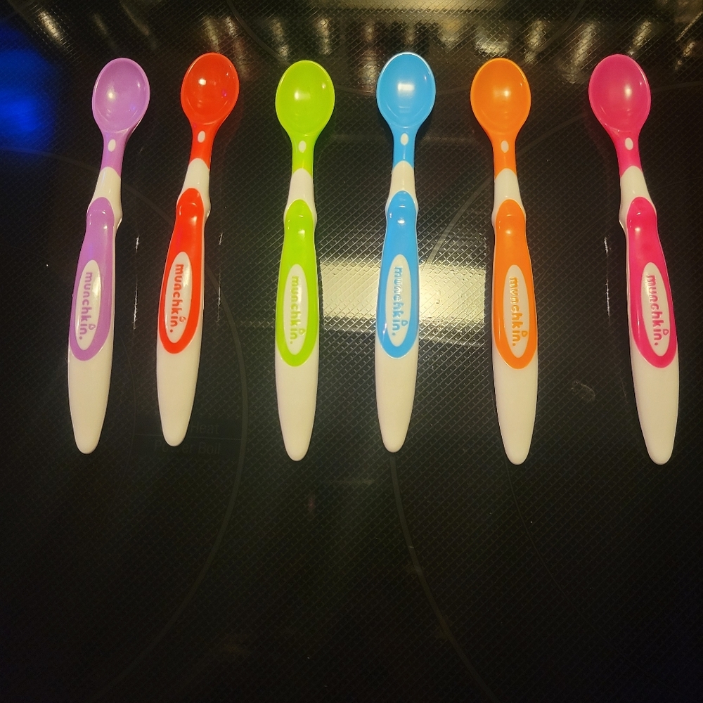 6 long munchkin spoons for feeding baby.